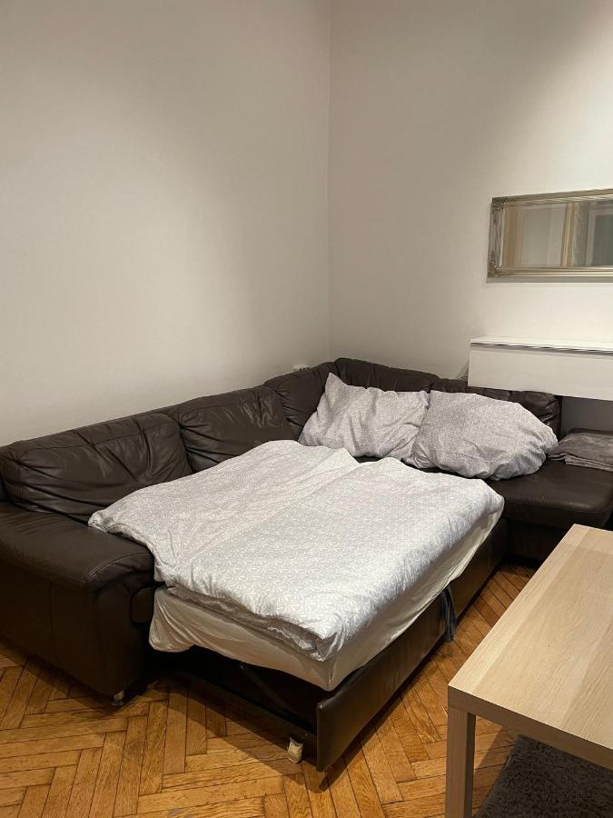 Apartament 1080 *