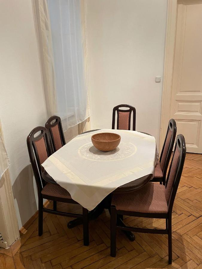 1080 Apartament *